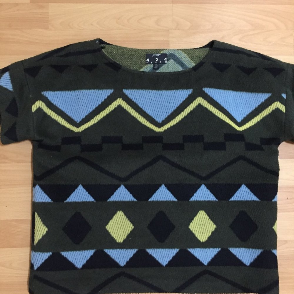 Interesting short-sleeved sweater- MOVING SALE - Picture 4 of 6